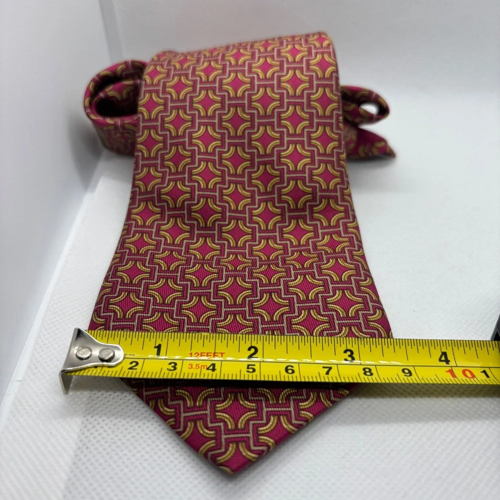 Hermes Silk Necktie Mens Berry Magenta Pink Gold Geometric Chain Link 7331 EA
